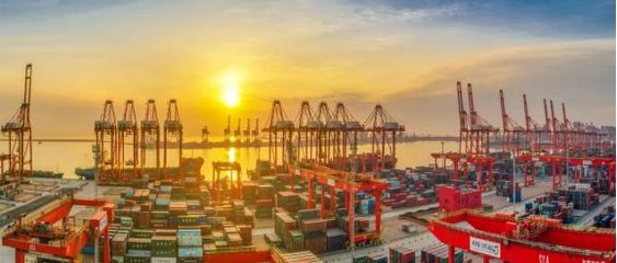 山東港口日照港創(chuàng)國內(nèi)最大內(nèi)貿(mào)集裝箱船裝卸新紀(jì)錄，彰顯港口綜合實力